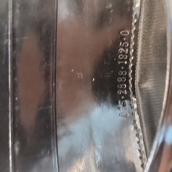 Authentic Gucci patent wallet - Picture 10 of 12